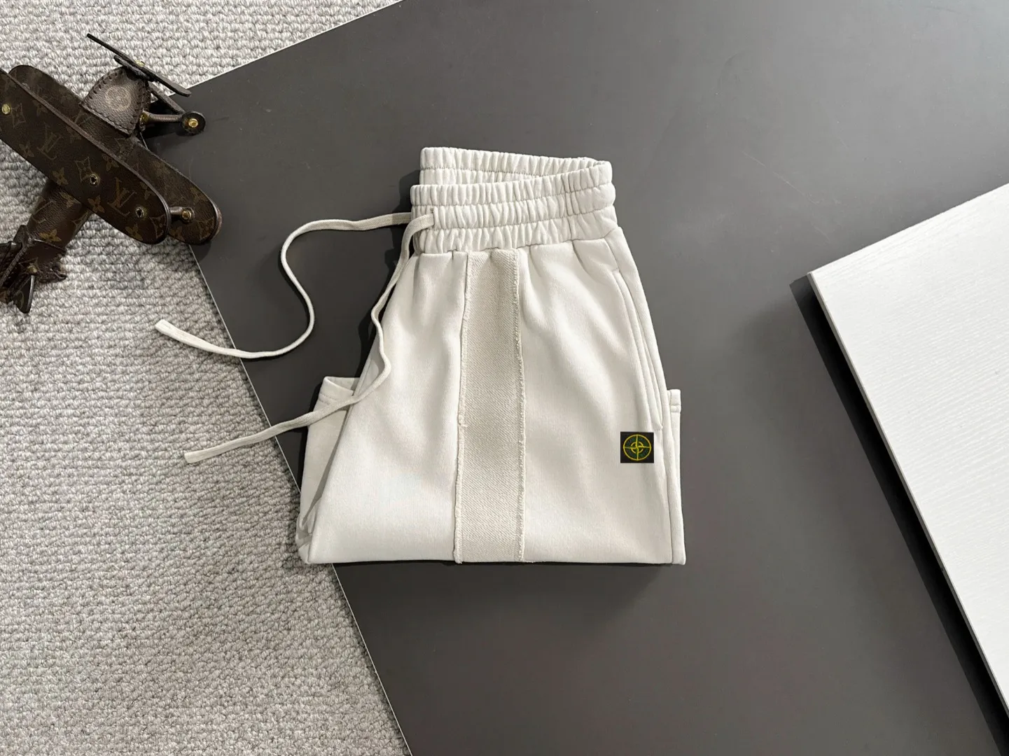 🅿️330 shipped next day, high-end goods, Stone Island 2025 spring and summer new elastic band casual heavy-duty washed loose shorts, made by imported machines from Italy, 1:1COPY with eyes closed. The hem of the trousers is hemmed with two needles, the stitching is fine and firm, and the custom-made fabrics are highly breathable and comfortable, with impeccable details. The brand element design concept reflects high quality. It feels delicate and soft! It presents a casual cut and the upper body shape is great! Size: S-XXL